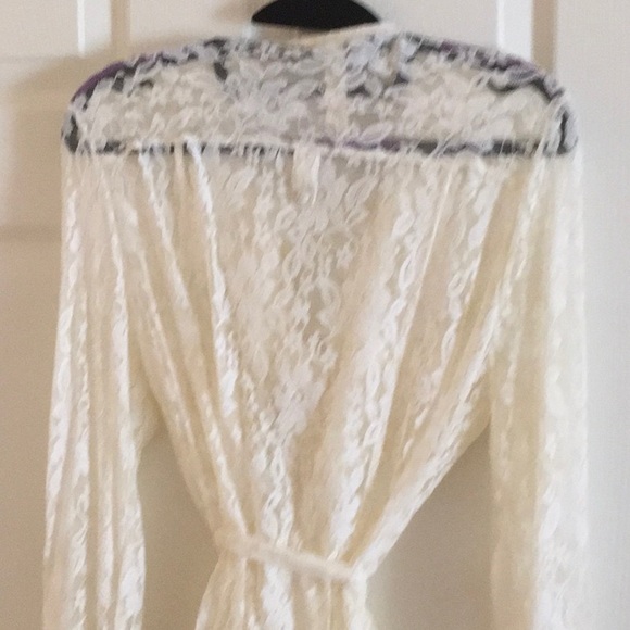 White lace blouse with button down front and tie belt. - Picture 4 of 4
